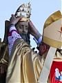 Prostyń: Prymas Polski nałożył wotywne ornamenty na statuę Trójcy Przenajświętszej