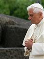 Episkopat prosi o modlitwę za Benedykta XVI. „Niech Pan da mu siłę w czasie cierpienia i choroby”